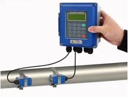 Versatile DN50 Clamp On Ultrasonic Flow Meter Environmentally Friendly